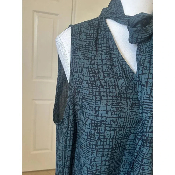 AVA & VIV Women Plus Size X Green Tie Neck Sleeveless Blouse - Picture 6 of 15